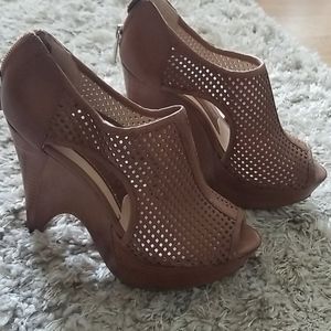 Boutique 9 Brown Size 5 Shoe Sandal